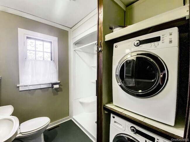 Building Photo - 11 Locust Dr