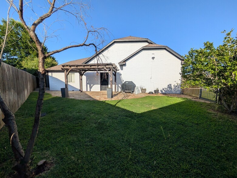 Side yard - 8701 NW 116th St