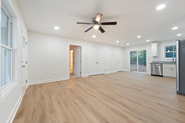 Building Photo - 527 W Cemetery St