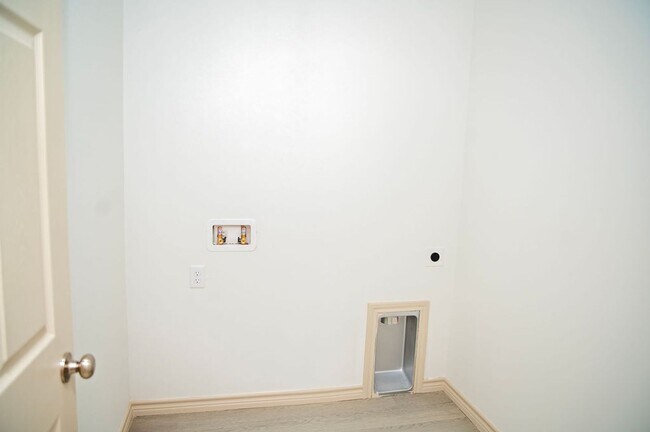 Building Photo - Fresh, Functional, and Move-In Ready | Sil...