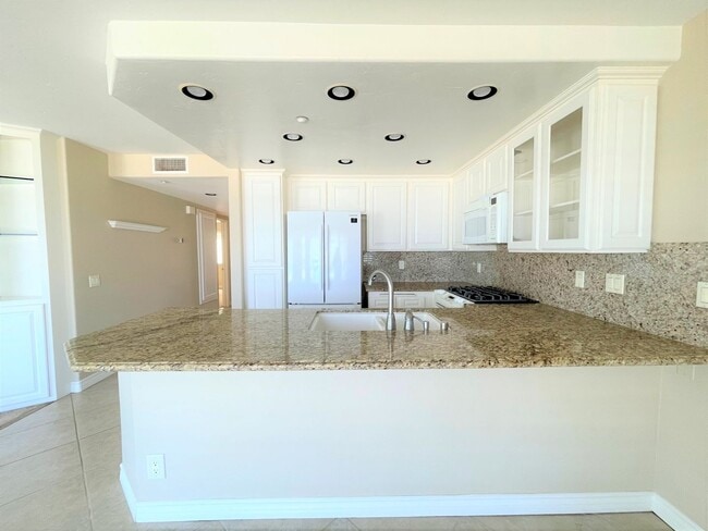 Building Photo - BEACH FRONT CONDO - Panoramic Ocean Views!