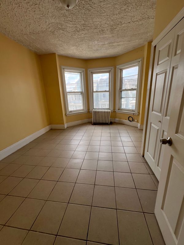 Building Photo - 552 River St