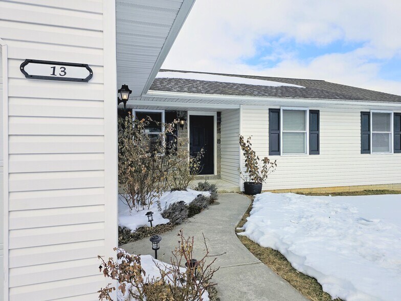 Building Photo - 13 Overlook Ln