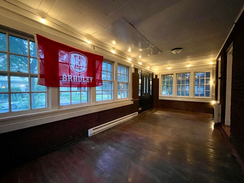 Building Photo - 1616 W Barker Ave