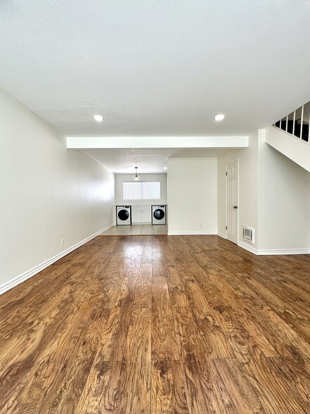 Building Photo - 719 N Eucalyptus Ave