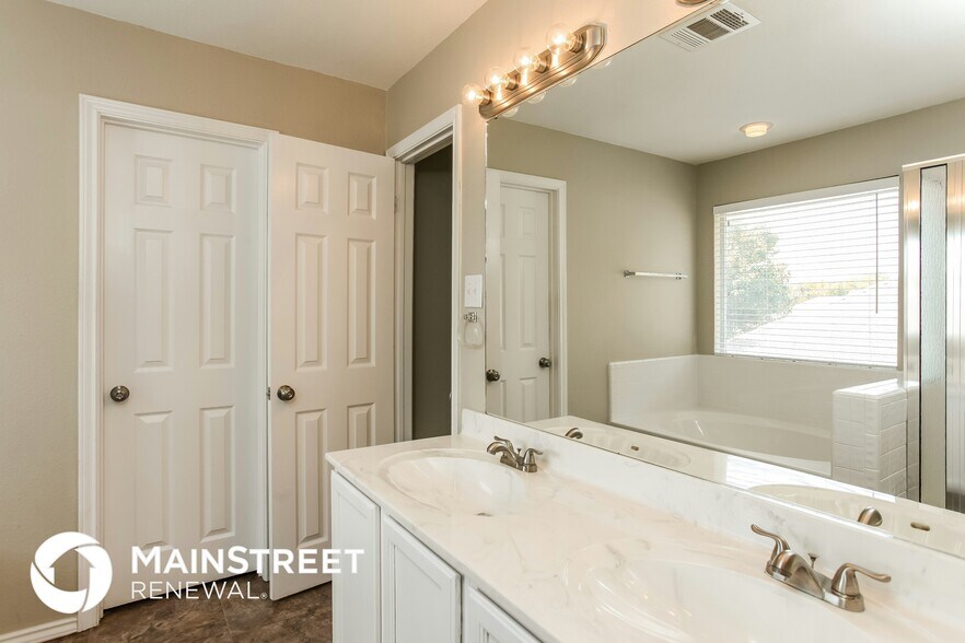 Building Photo - 8926 West Crk