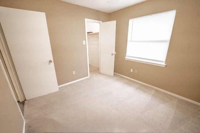 Building Photo - 1811 San Rafael St