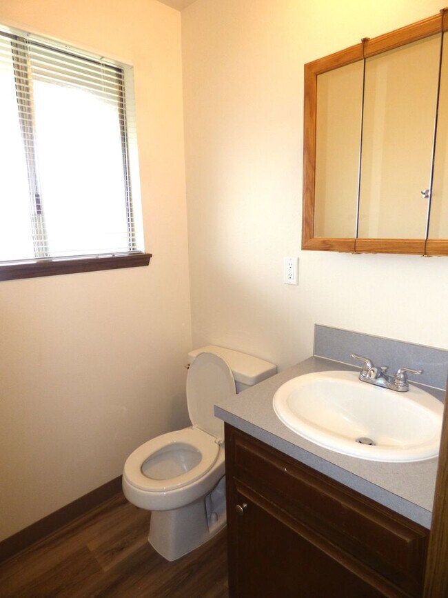 Building Photo - Rent Special: FREE May's Rent!!