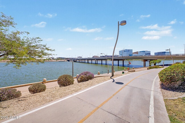 Building Photo - 945 E Playa Del Norte Dr