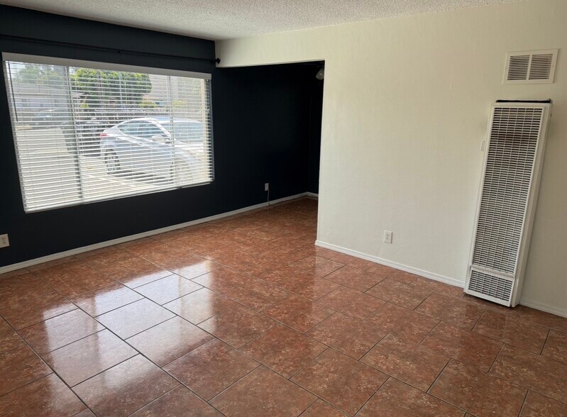 Living room - 4068 Oakcrest Dr