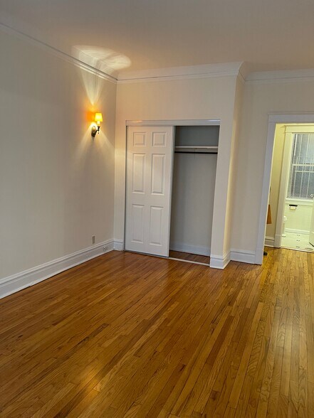 Building Photo - 6962 N Sheridan Rd