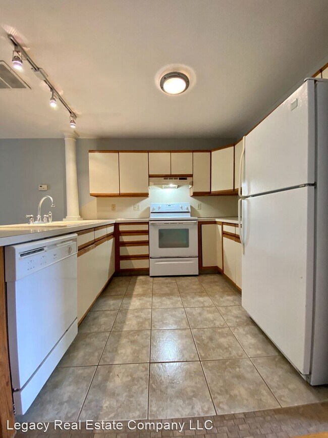 Building Photo - 2 br, 1.5 bath House - 4 Smithfield Road #10