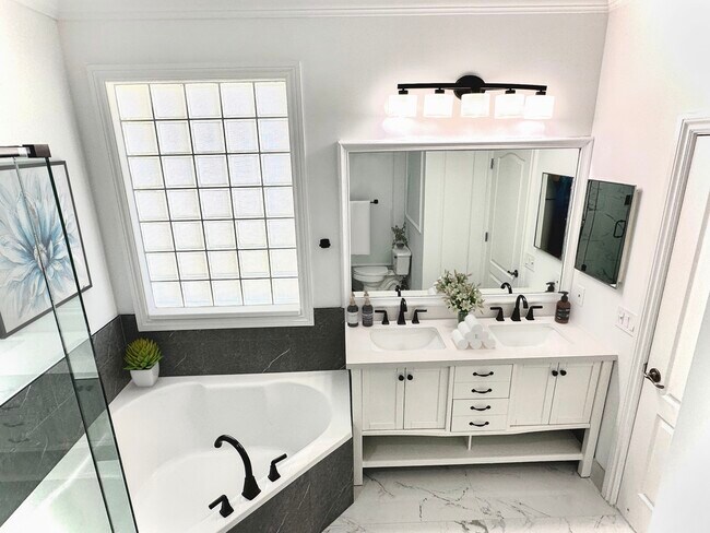 Master bathroom - 10667 Oak Bend Way