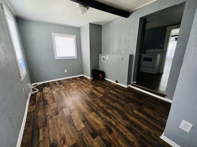 Building Photo - 3 bedroom one bath