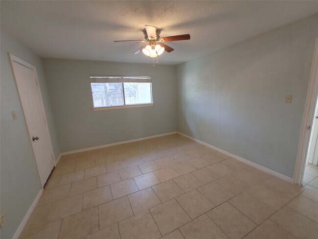 Building Photo - 633 Mosswood Dr