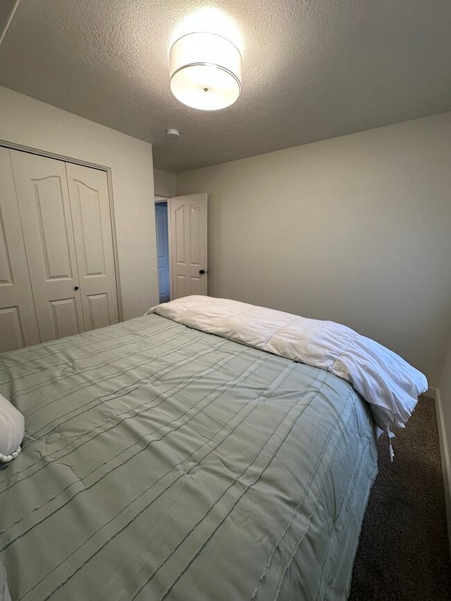 Building Photo - Partially furnished condo in Orem