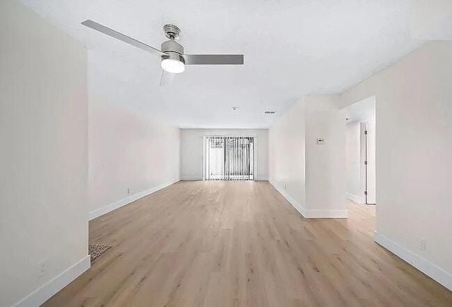 Building Photo - "Charming 3-Bed Townhouse with Granite Countertops & Hardwood Floors in Santa Ana!"