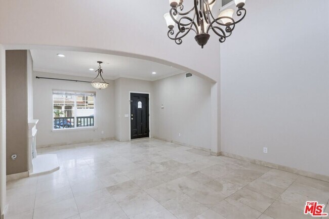 Building Photo - 5187 Knollwood Way