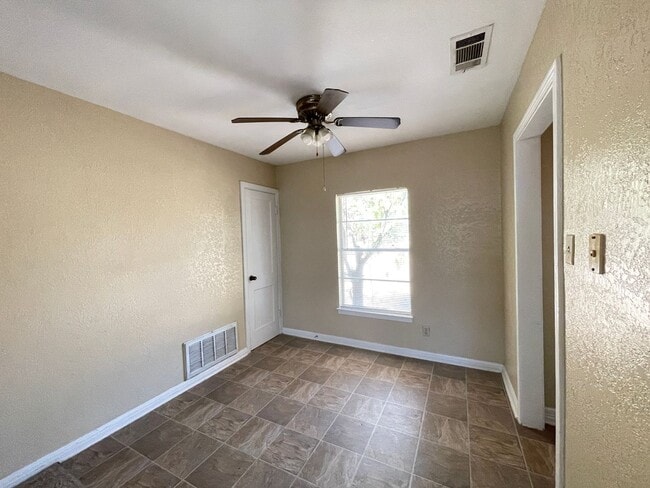 Building Photo - 807 W Dean Ave