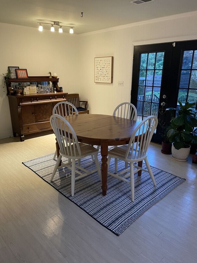 Building Photo - This gem is situated and Lovely 3BE/2BA on a quiet street in Warner Park