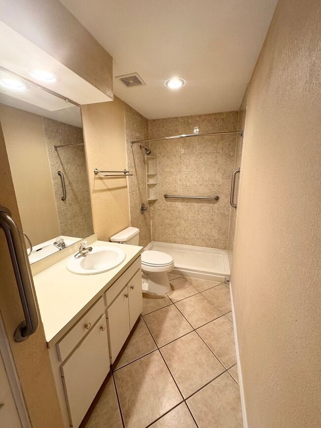 Building Photo - 3/2 Ready to Rent ASAP!