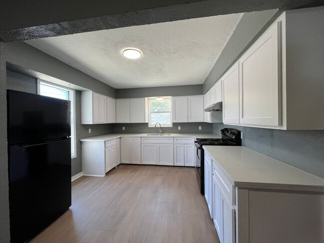 Building Photo - 3 BEDROOM 2 BATH WITH BACK APARTMENT