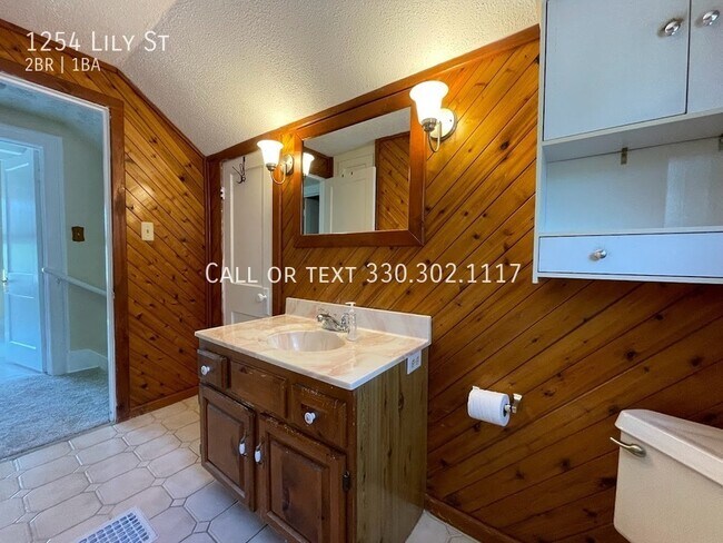 Building Photo - 1254 Lily St