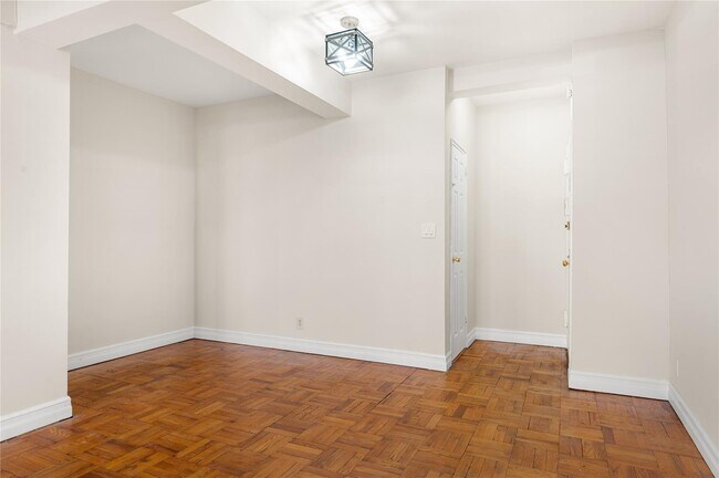 Building Photo - 3 Sadore Ln
