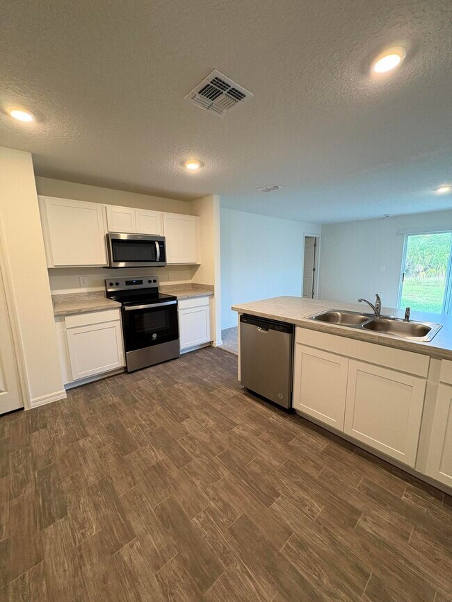 Building Photo - 295 Crescent SE St