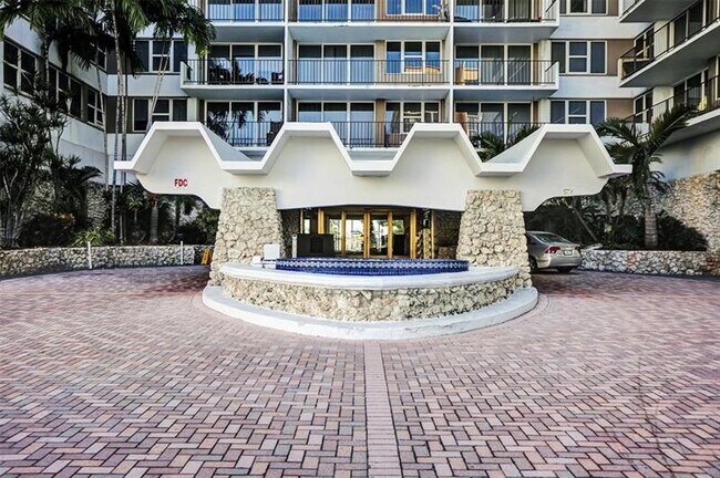 Building Photo - 2030 S Ocean Dr