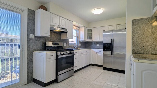 Building Photo - 2165 N Westmoreland Dr