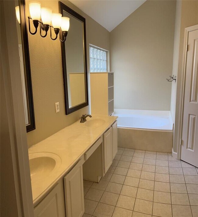 Building Photo - 5401 Apache Creek Cove