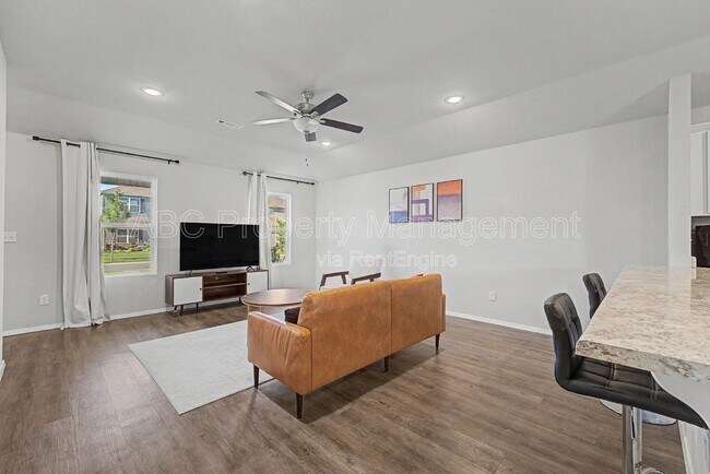 Building Photo - 946 E Sparrow Cir
