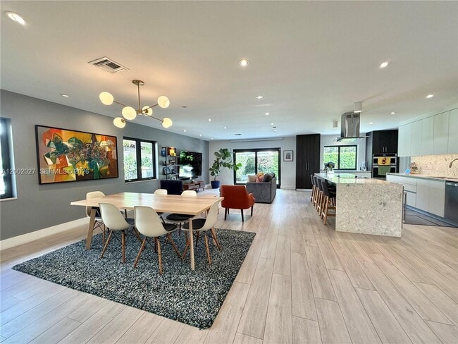 Building Photo - 815 Valencia Ave