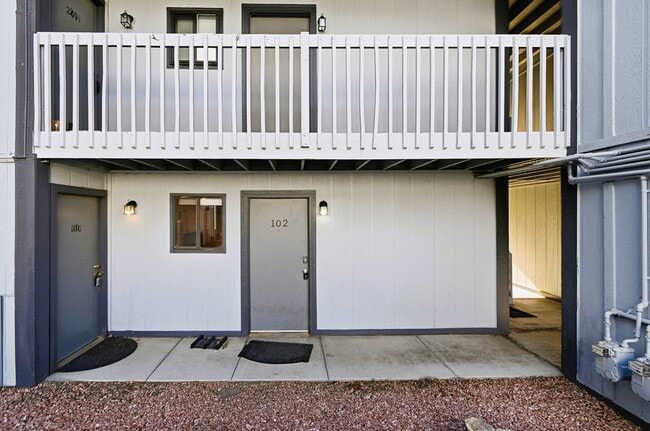 Building Photo - 1901 Clear Creek Dr