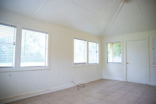 Building Photo - Available Now! 3 Bedroom 2 Bath Near TJC!