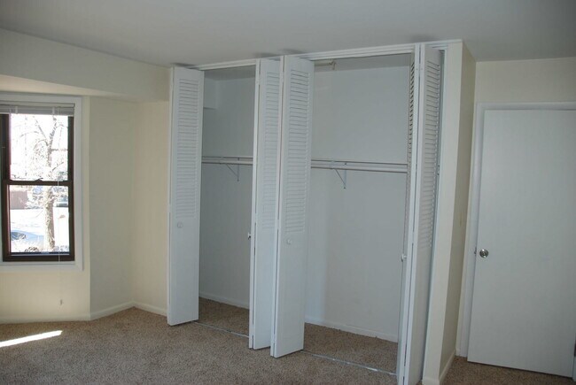 Building Photo - 2216 Country Club Dr