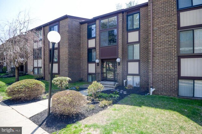 Building Photo - 9735 Kings Crown Ct