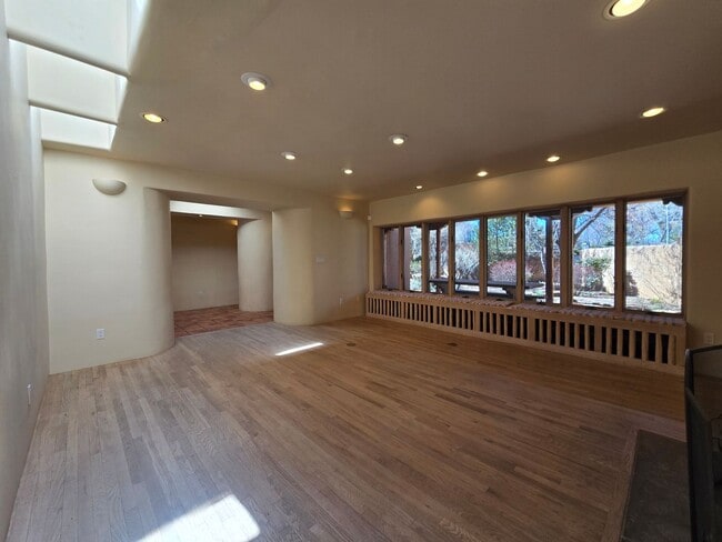 Building Photo - 570 1/2 Garcia St