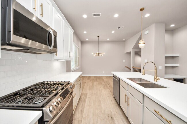 Building Photo - City views, smart layout, and Houston convenience?
