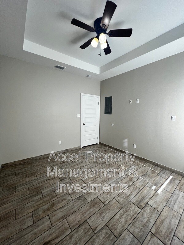 Building Photo - 1327 W Garfield Ave