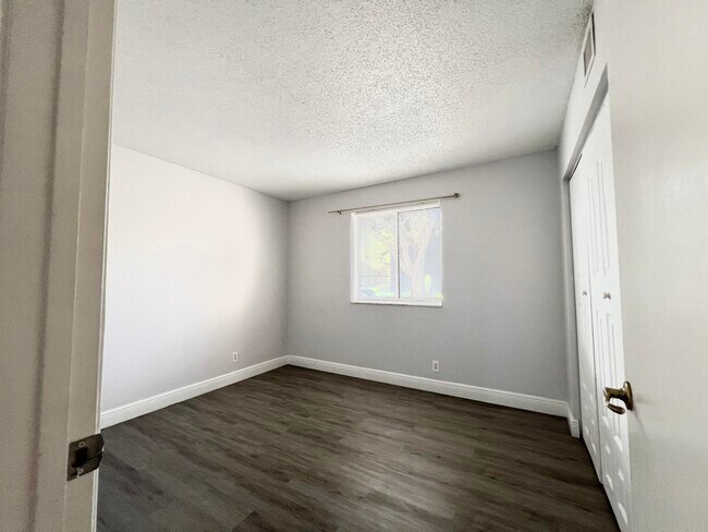 Building Photo - 717 Gardens Dr