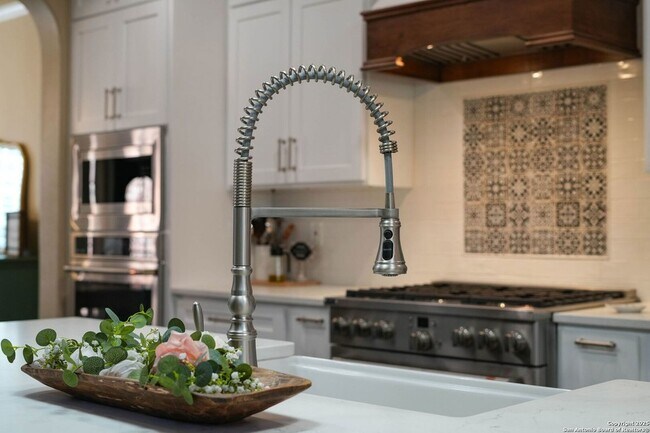 Building Photo - 711 Midway Crest