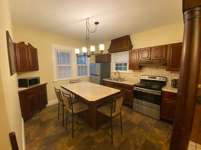 Building Photo - 895 Woodbine Ave