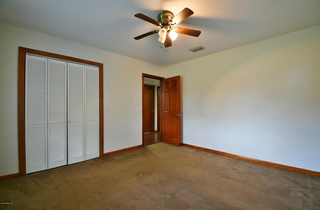 Building Photo - 2101 Maple Leaf Dr E