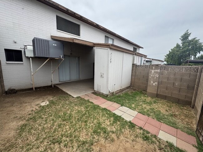 Building Photo - Holiday Gardens 2br Townhome