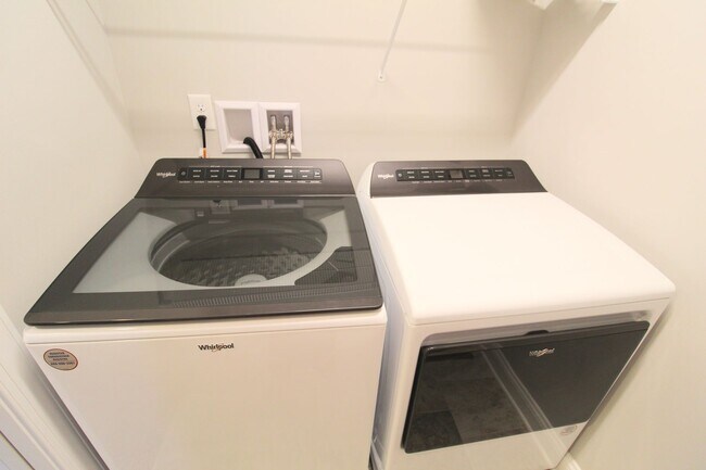 Building Photo - Spacious 3–4 Bedroom Townhome in Prime Loc...