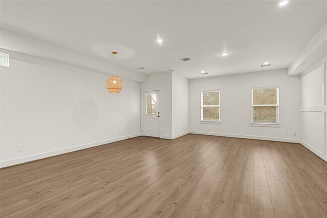 Building Photo - 1405 E 33rd St