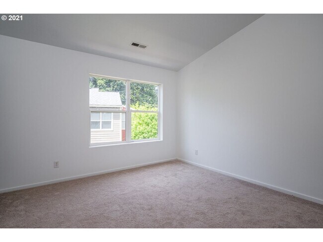 Building Photo - Great Townhouse near Tanasborne