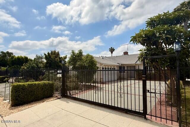 Building Photo - 13628 Addison St